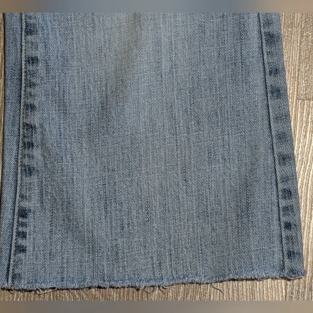 American Eagle Light Wash Artist Crop Jeans Raw Hem Mid-Rise Women's 8‎ Short - Picture 2 of 10